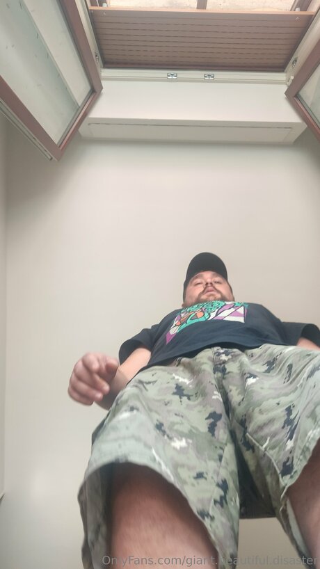 Giant Beautiful Disaster sexy nackten bild