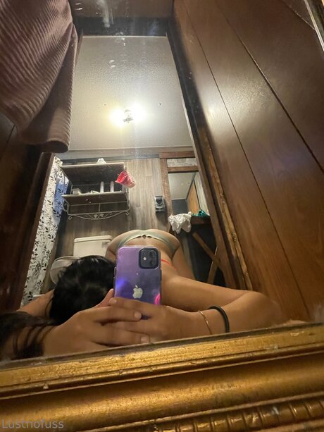 vollbusige solo-onlyfans top freie foto