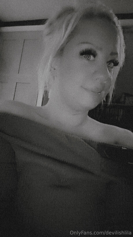 Devilishlila top nackte bild