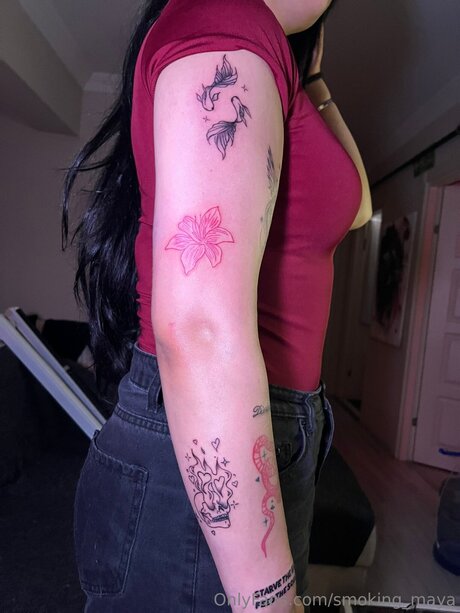 Smoking Maya model erotische foto