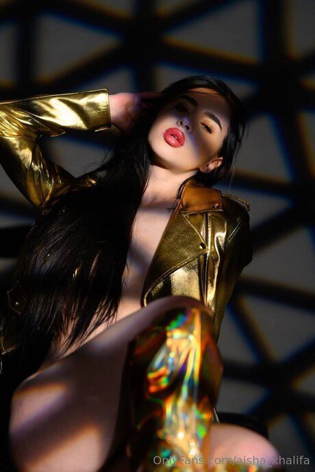Aisha Khalifa exklusive erotische bild