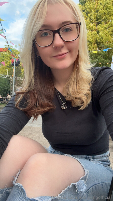 zierliche milf onlyfans nackt freie bilder