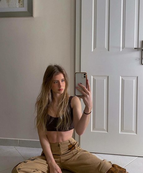 Mira Szalma schöne sex bild