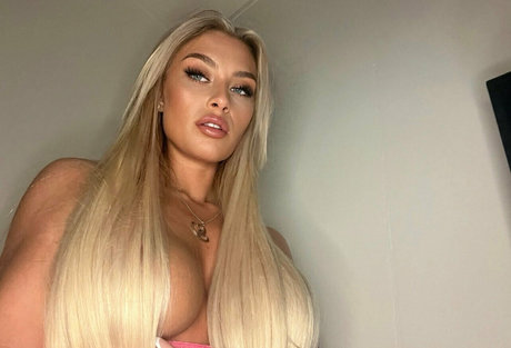 dünne blonde onlyfans nacktheit bild