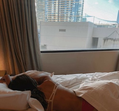 Kayla Butler sexy exklusive bild