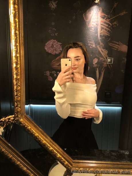 Afina Love sexy akt bilder