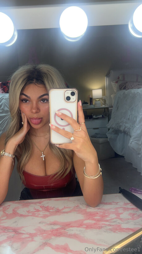 zierliche blonde onlyfans nackten bilder