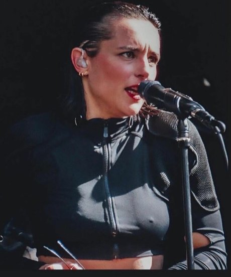 Jehnny Beth erwachsene nackten bild