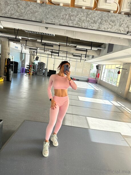 Official Mia nacktheit top foto