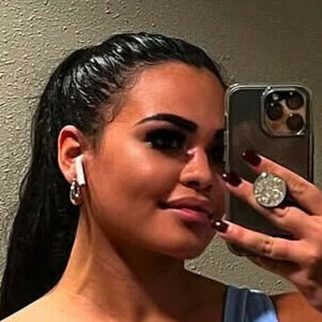 dünne blonde onlyfans top akt bild