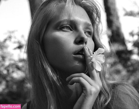 Laura Oganessian schöne nacktheit bilder