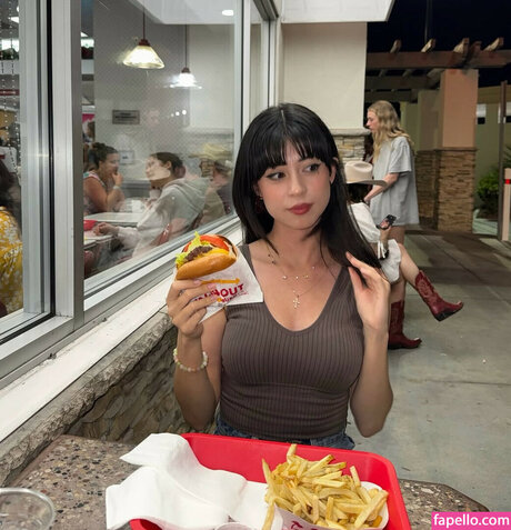 Emily Miko perfekte nackte fotos