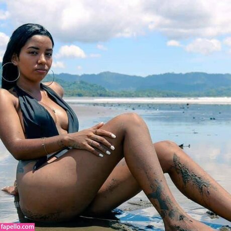 Melanie Noelia sexy kunst galerie