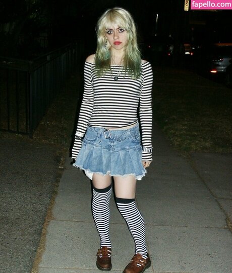 stiefschwester onlyfans sexy kunst foto