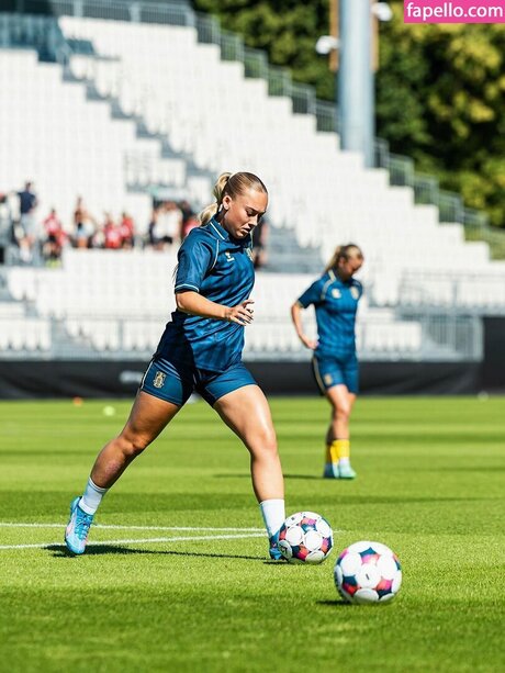 Julie Jorde kunst nackt galerie