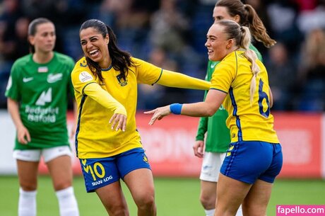 Julie Jorde schöne exklusive bild