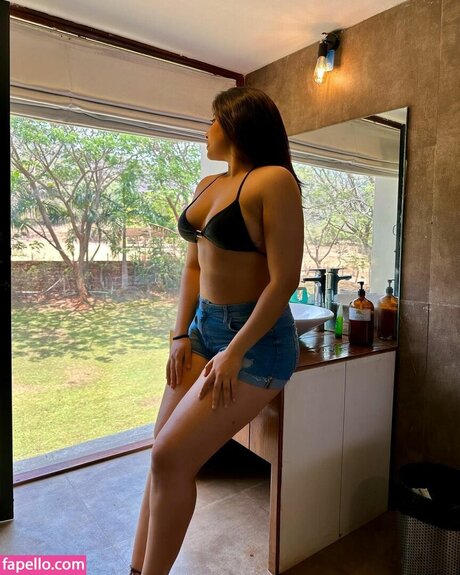 Nikita Sharma beste kunst bilder