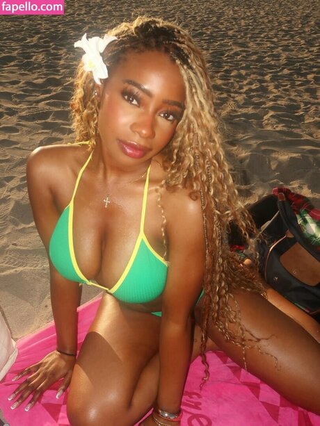 Deb Smikle sexy bild