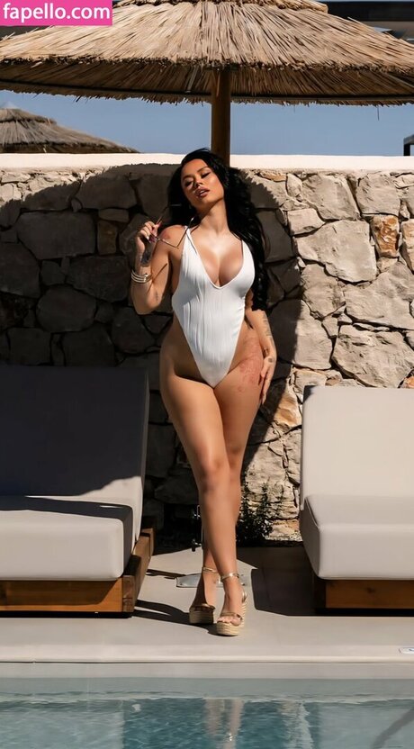 Elley Davies heiße exklusive bilder