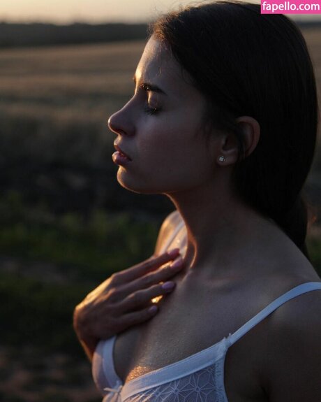 asi mikovich nackt akt foto