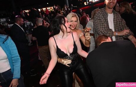 flachbrüstige onlyfans xxx nette bild