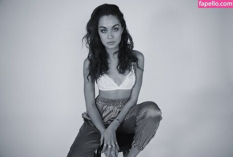 Meg DeLacy top hd fotos