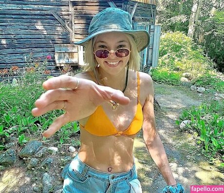 Taylor Hickson nackt fotos