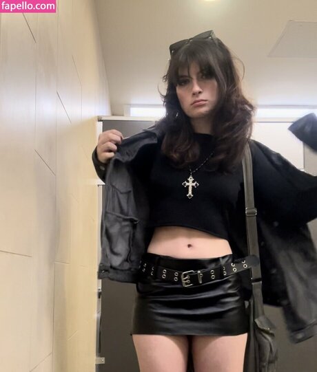 kurvige milf-onlyfans freie nackten bild