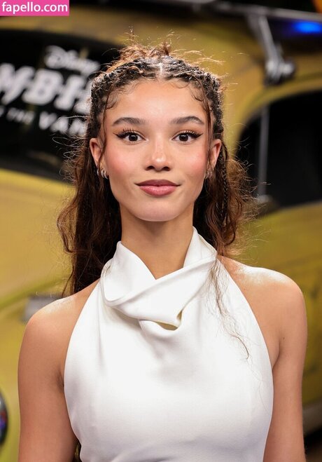 Malia Baker nackt schöne bild