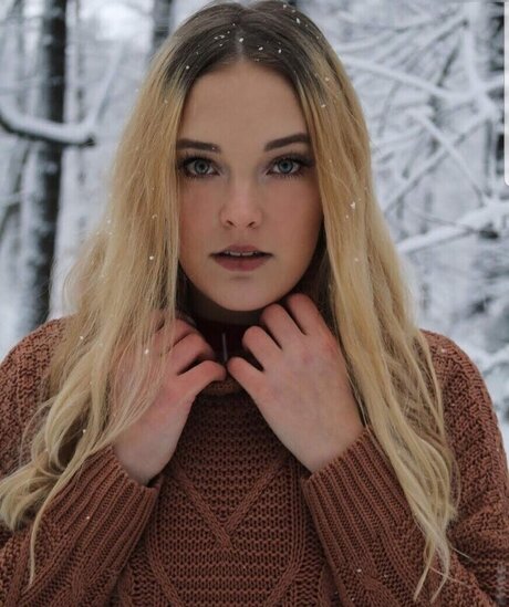 flachbrüstige onlyfans xxx porno bild