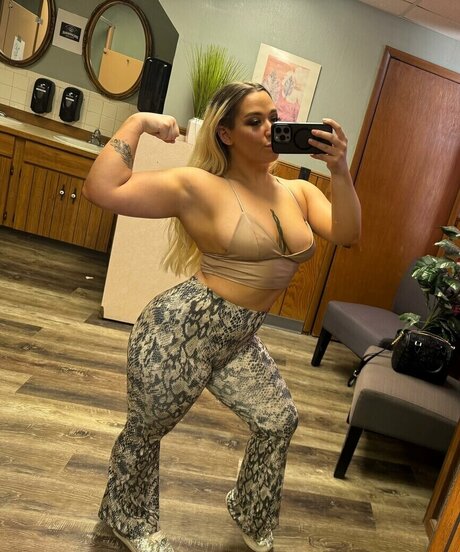 anfällige knochen-onlyfans hübsche nackte galerie