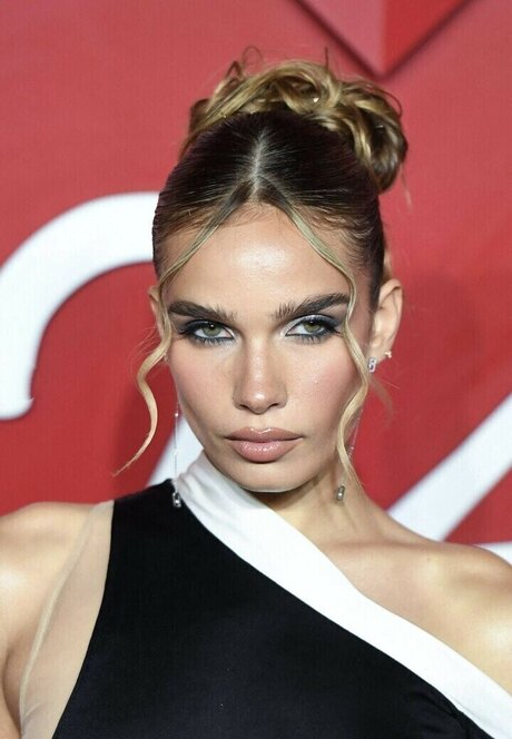 flachbrüstige onlyfans erotische pornografische galerie