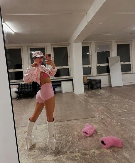 zierliche brünette nur fans erotische pornographische fotos