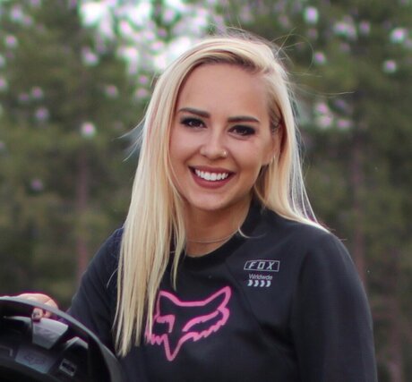 Moto Gal Adventures model nackten bild