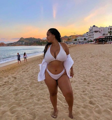 schöne asiatische onlyfans freie akt bilder