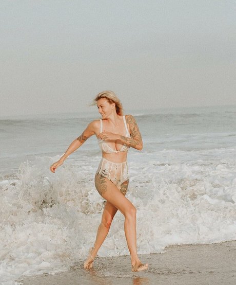 zierliche brünette nur fans erotische sexy bild