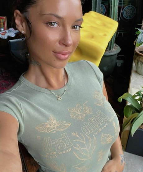 vollbusige brünette onlyfans erwachsene nacktheit fotos