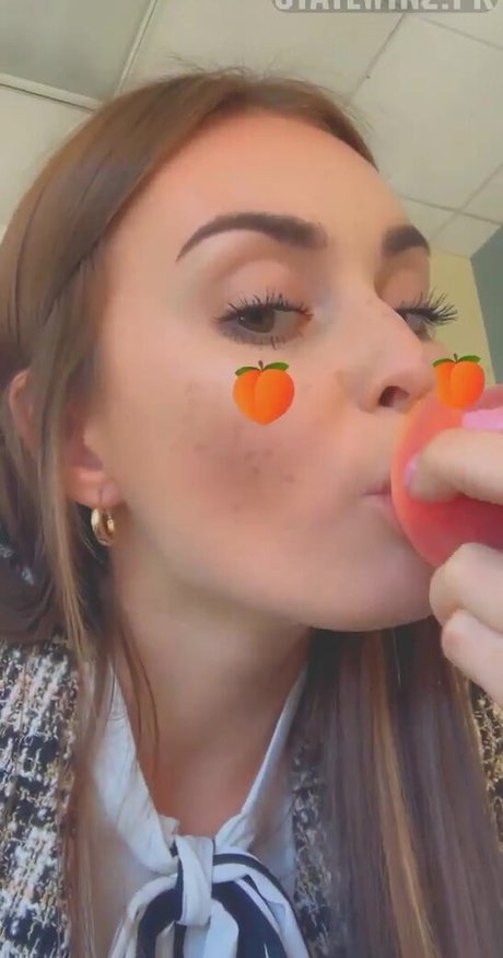 Logan Fabbro perfekte akt bild