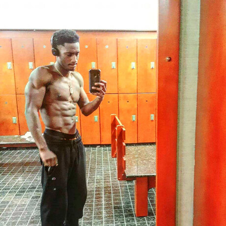 zierliche milf onlyfans nackt pornografische bild