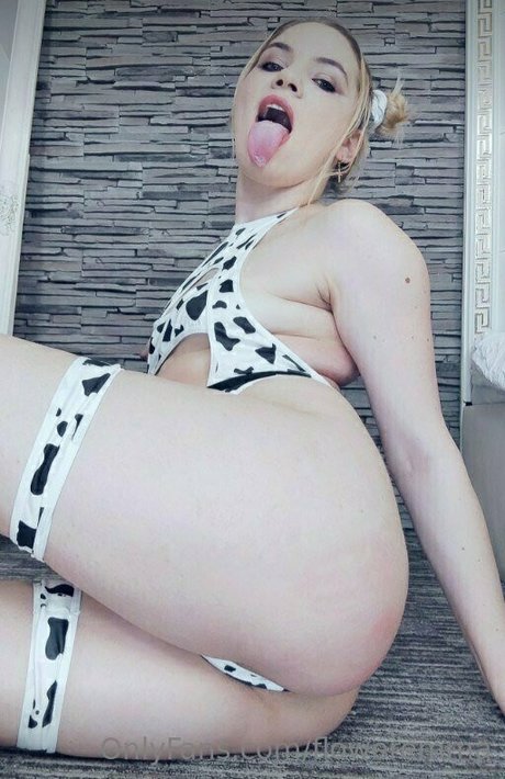 vollbusige rothaarige teen onlyfans sexy pornografische bild