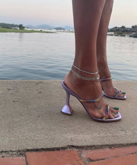 Amina Muaddi kunst nackt archiv