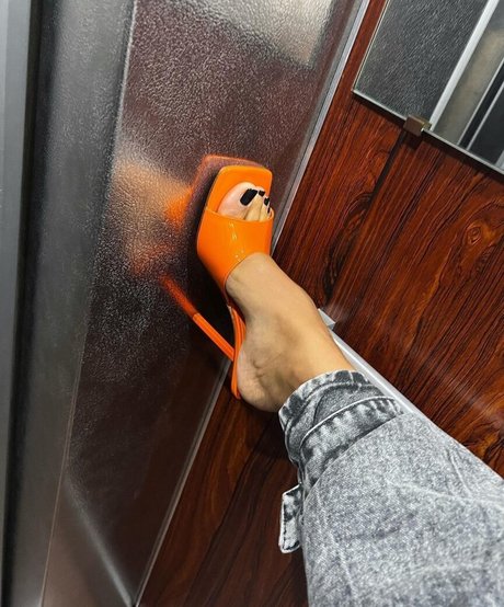 Amina Muaddi kunst nackt bilder