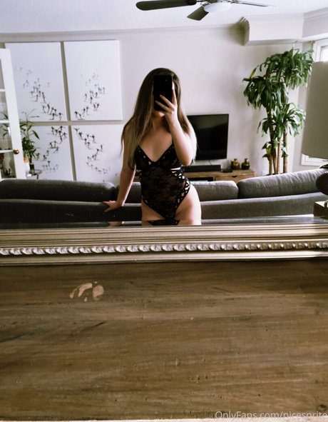 asiatische junge onlyfans akt bilder