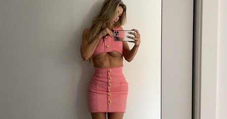 vollbusige milf onlyfans erotische akt bilder