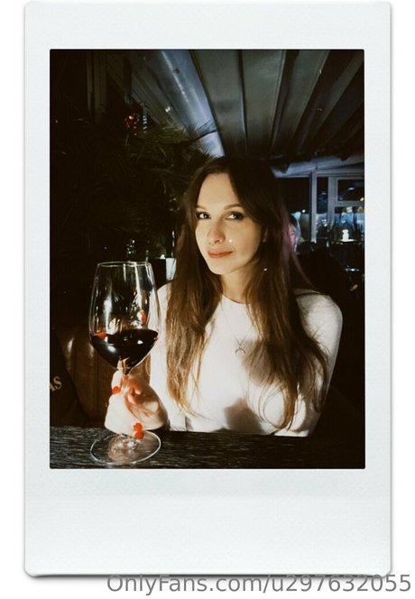 zierliche brünette nur fans sexy nackte foto