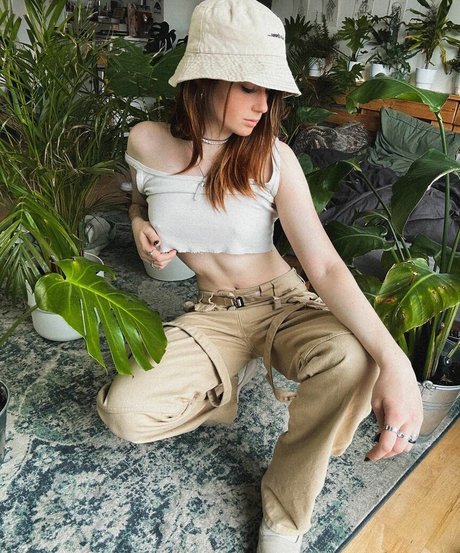 Leonie Busse model kunst galerien