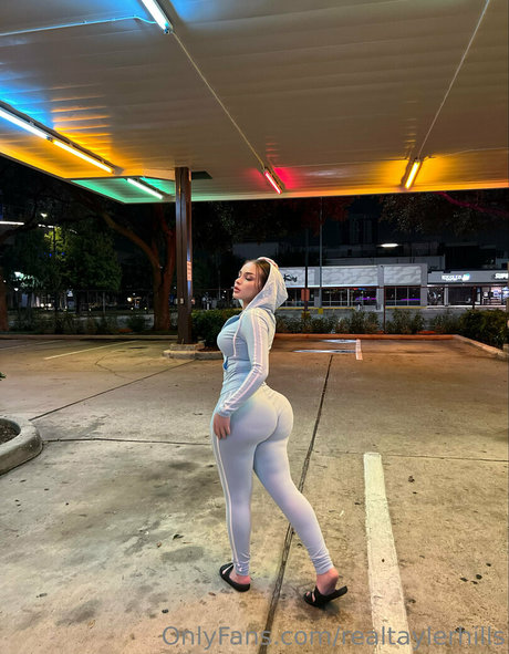 Tayler Hills sexy nackte bilder