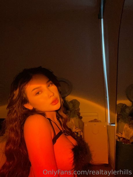 Tayler Hills porno erotische galerie