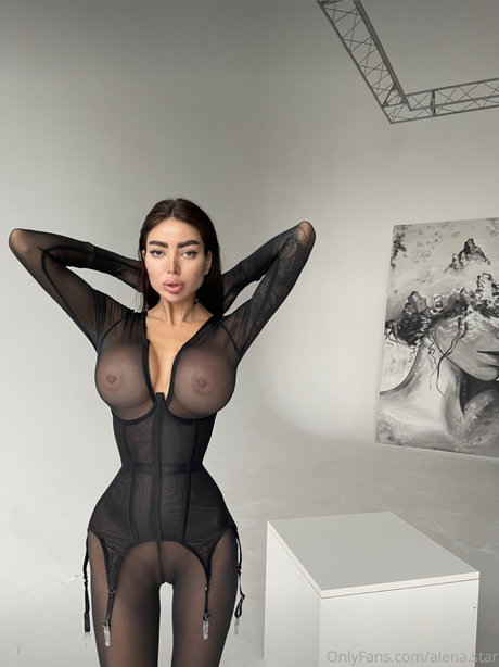 Alena Omovych Profilfoto