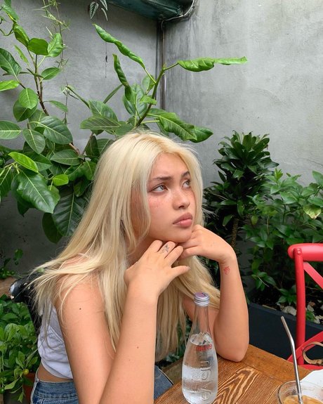 heiße blonde onlyfans xxx nackte foto